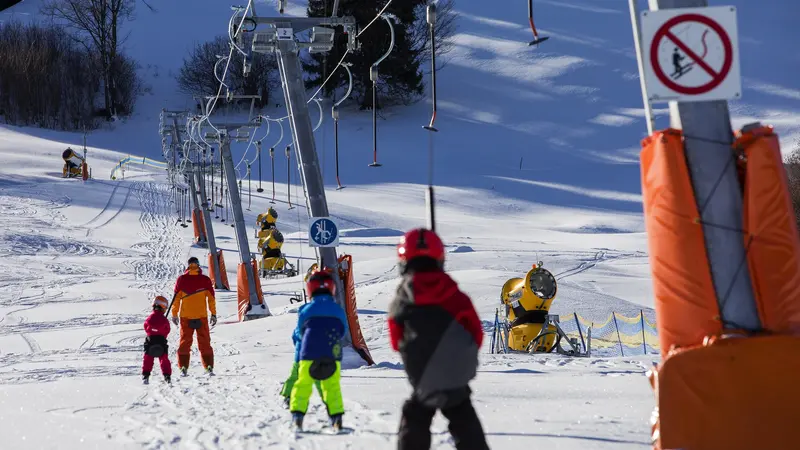 Skifahrer am Tellerlift.