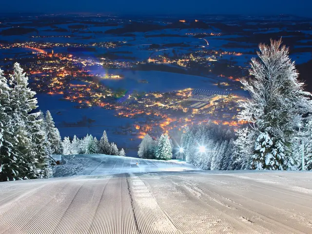 Flutlichtfahren in Pfronten im Allgäu - Skizentrum Pfronten Blick über die beleuchtete Skipiste beim Flutlichtfahren in Pfronten-Steinach mit einem schönen Blick ins Tal.